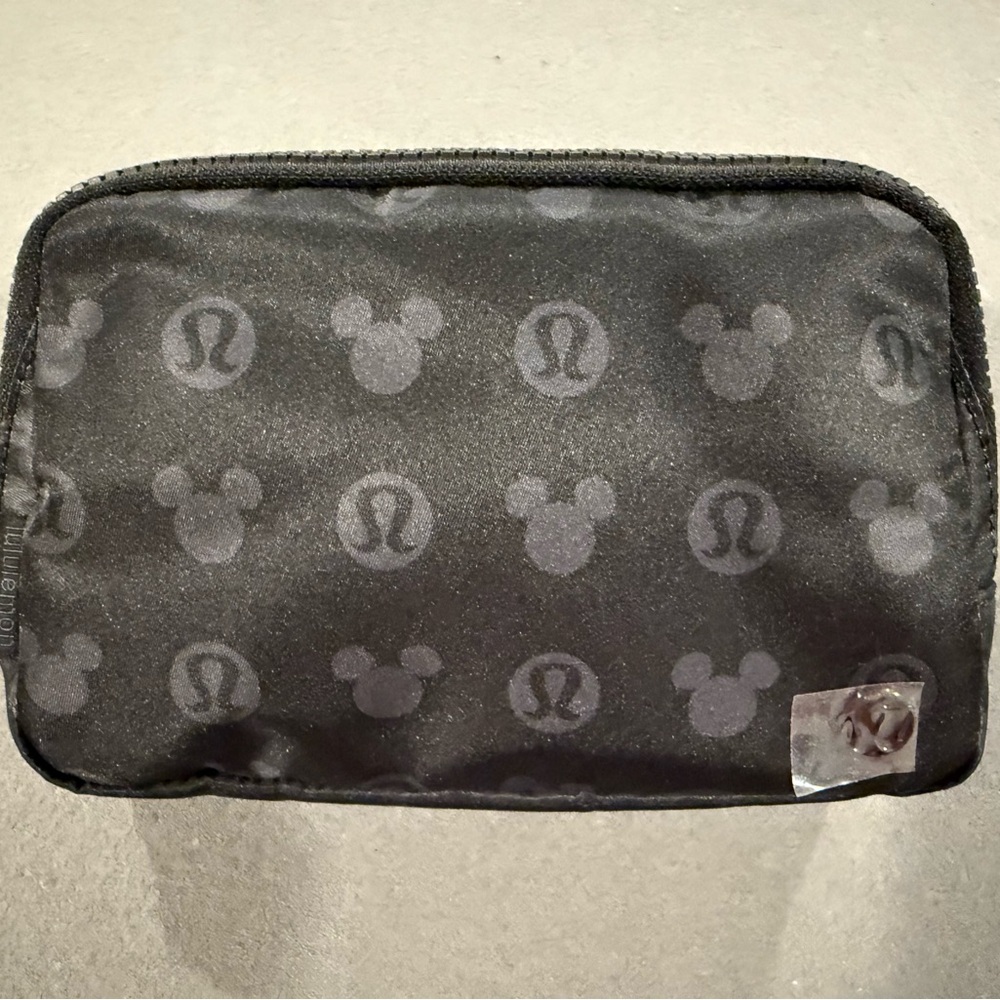 Disney X Lululemon Everywhere Belt Bag Long Strap 1L Mickey Disney Classic Black
